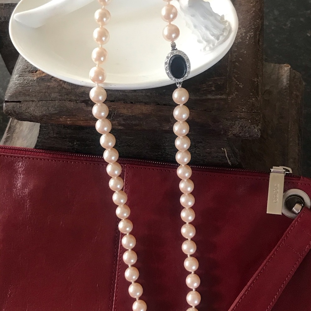 Pearl necklace with black onyx clasp